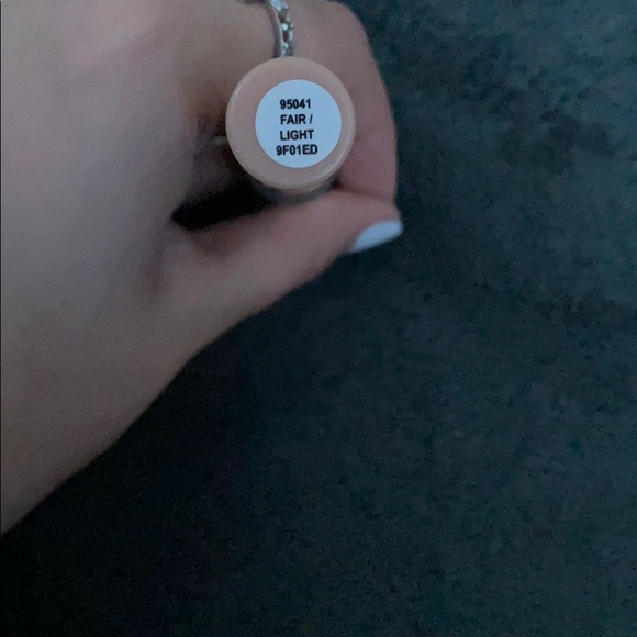 elf lightweight concealer fair/light - Picture 2 of 2